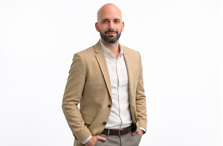 Sergi Prieto, gestor hipotecario independiente, con traje beige